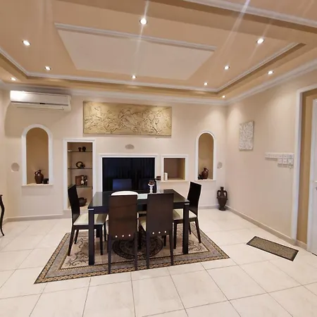 Family House Πάφος